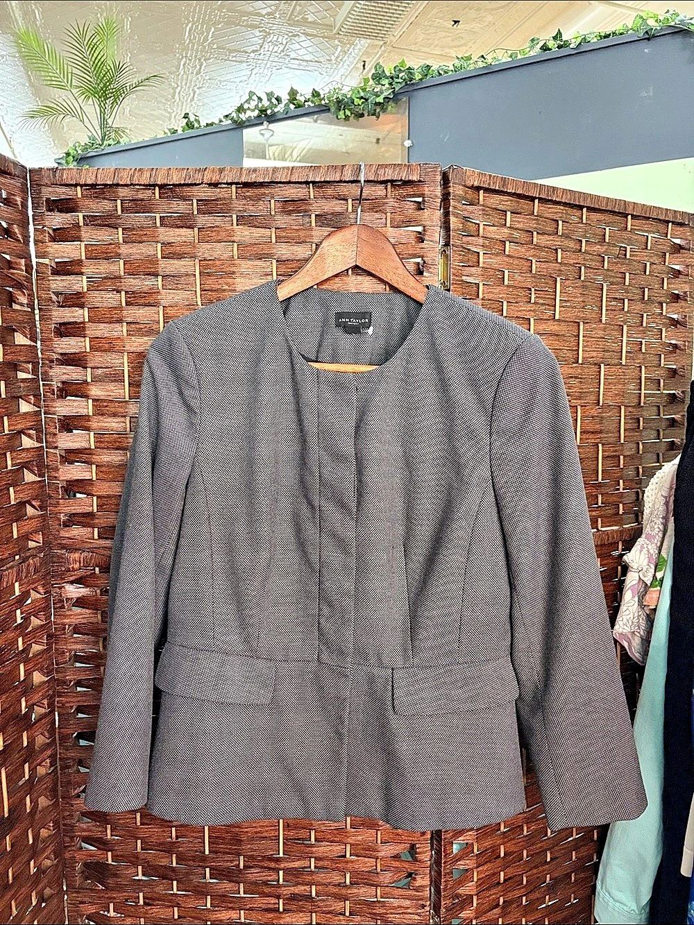 Ann Taylor Textured Blazer in Gray & Navy Like New
